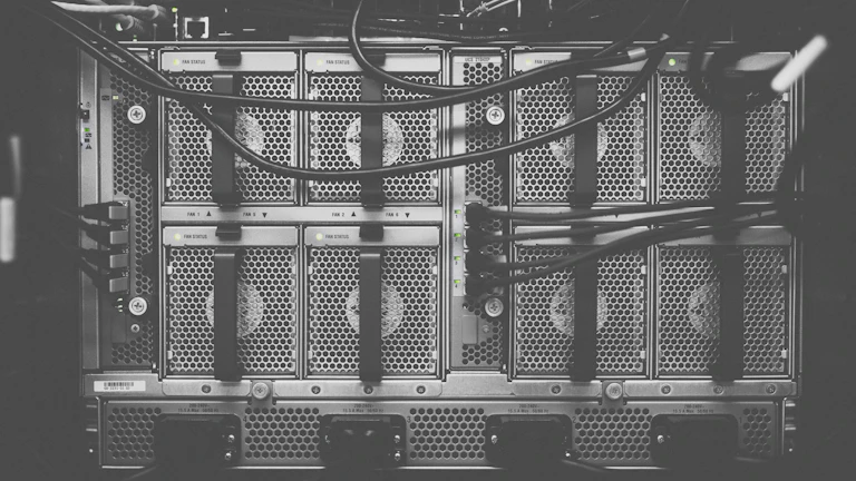 파이썬 자동매매 시스템 구축, 초보자를 위한 단계별 고수익 전략 (2026년 최신) 브로커 및 플랫폼 분석 10 서버를 모니터링하며 데이터 흐름을 확인하는 모습