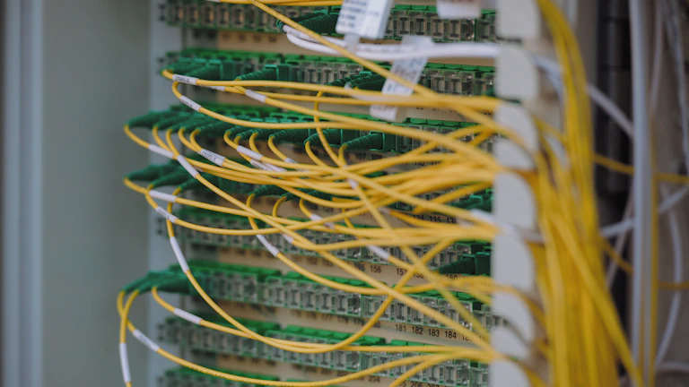 데이터를 처리 중인 서버실의 모습