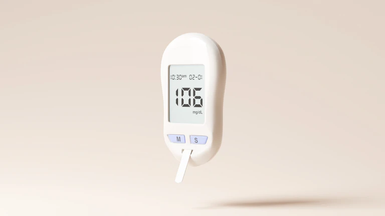 주식 분석 그래프를 보고 있는 투자자