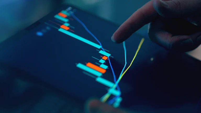 주식 시장 차트를 분석하는 모습