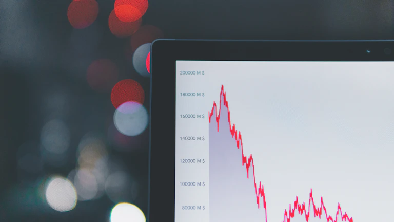 주식 시장 그래프를 분석하는 모습