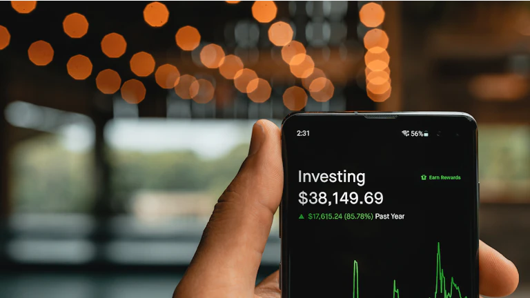 만족스러운 표정으로 차트를 보는 투자자