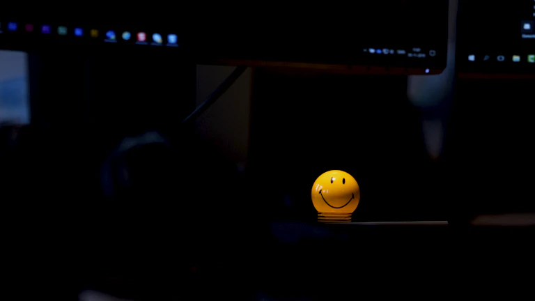 수수료 절감 후 만족해하는 투자자의 모습