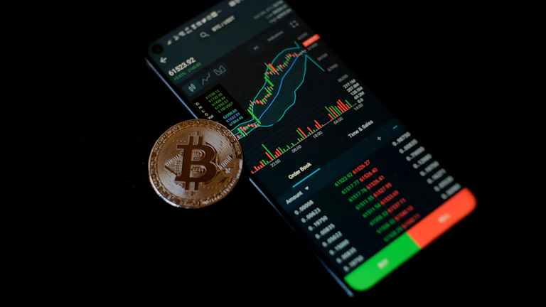 성공적인 트레이더가 환하게 웃고 있다