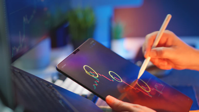 기술적 분석 차트를 보는 트레이더