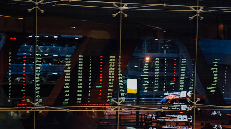 차트 분석에 몰두하는 트레이더