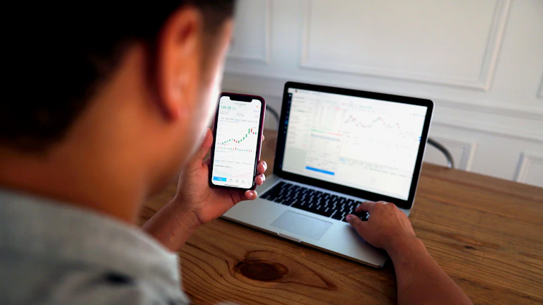 트레이딩뷰 차트를 분석하는 트레이더