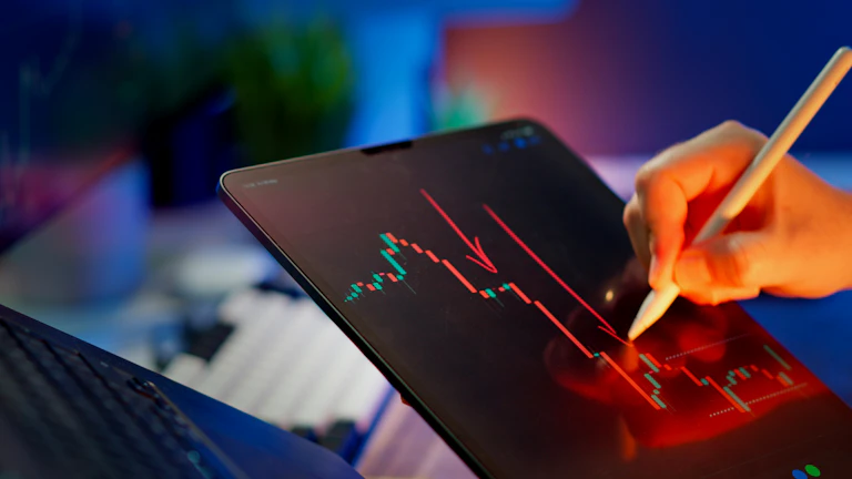 여러 차트를 분석하고 있는 트레이더의 모습