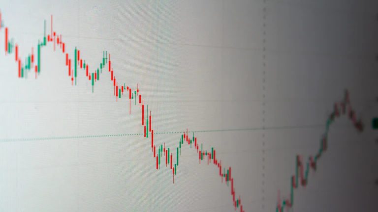 모니터 앞에서 차트를 분석하는 전문 트레이더