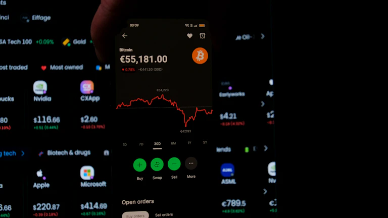 차트 분석에 집중하고 있는 트레이더의 모습