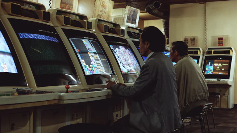 여러 화면을 보며 집중하는 트레이더