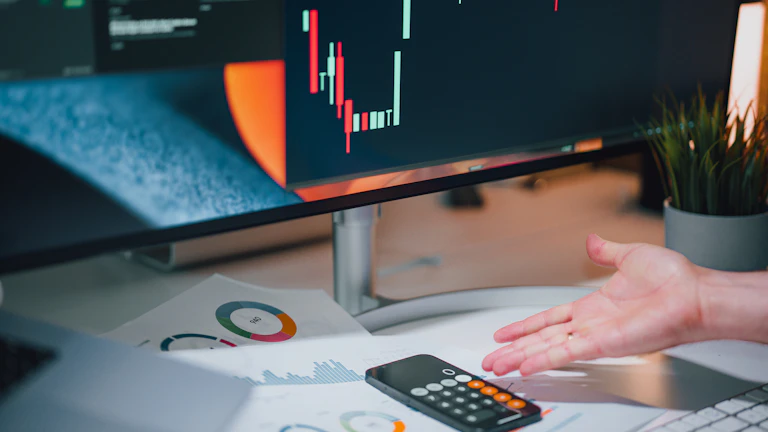 여러 대의 모니터로 시장을 감시하는 전문 트레이더의 모습