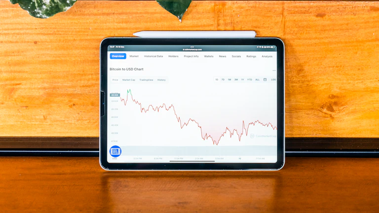 여러 개의 모니터로 차트를 분석하는 트레이더의 모습