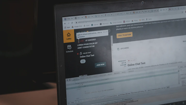 여러 대의 모니터를 보며 분석하는 트레이더