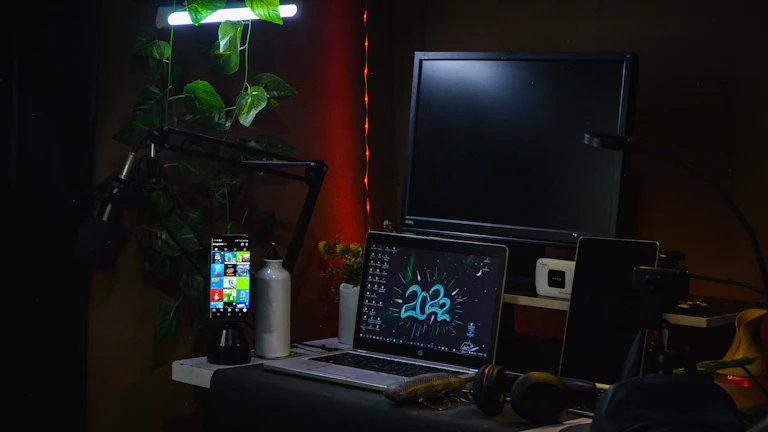 컴퓨터로 손절가를 설정하는 트레이더의 모습