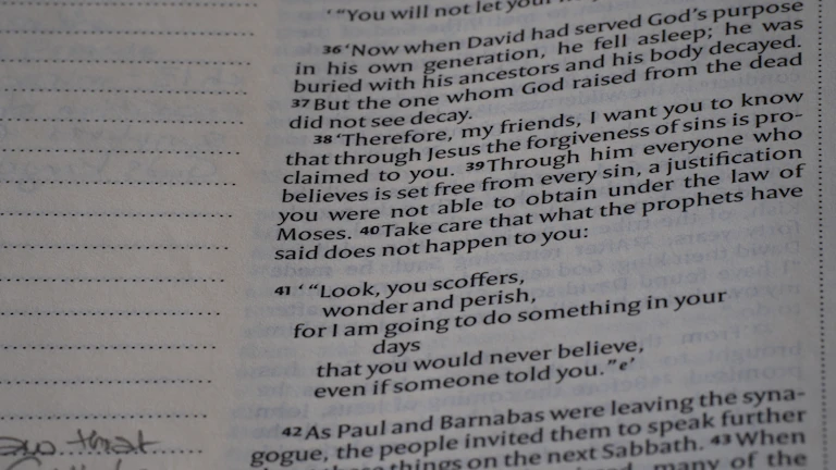 매매 일지를 작성하고 있는 트레이더의 모습