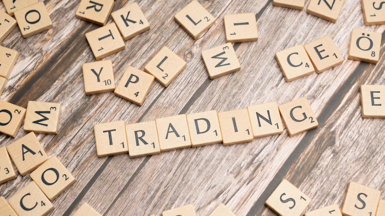 투자자들이 차트를 분석하는 모습