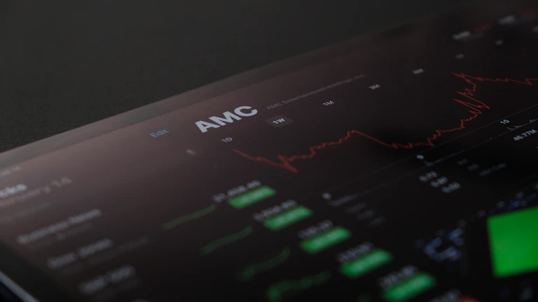 물타기, 손실 포지션 관리와 분할 매수의 결정적 차이점 분석 리스크 관리 및 심리 9 트레이딩 차트를 보며 스트레스를 받는 투자자