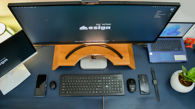 깔끔하게 정리된 트레이딩 데스크와 여러 대의 모니터