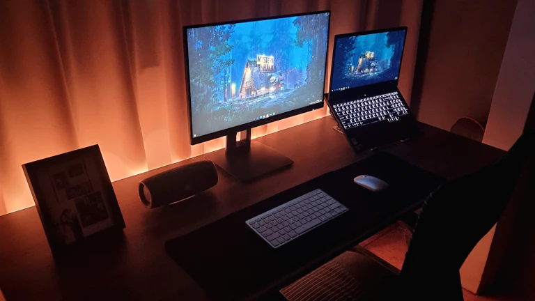 파이썬으로 나만의 AI 트레이딩 봇 만드는 실전 전략 (2026년) 트레이딩 툴 및 인프라 10 여러 모니터가 있는 트레이딩 데스크