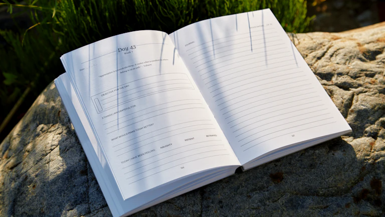 트레이딩 일지를 작성하고 있는 손