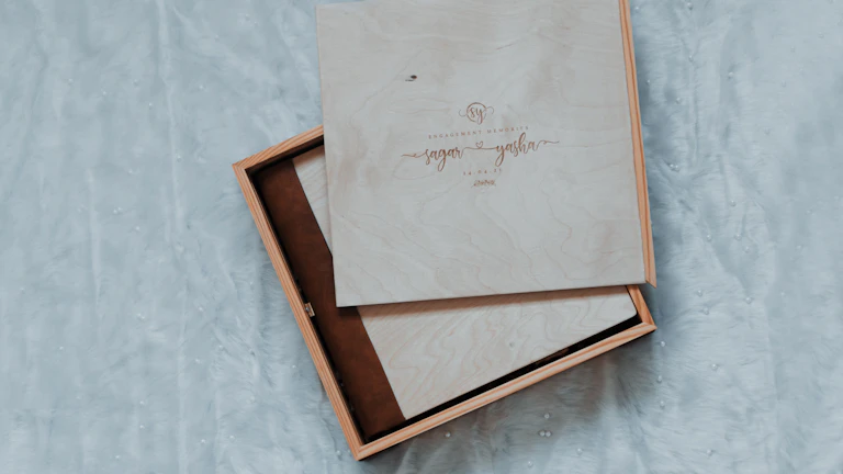 투자 일지에 거래 기록을 상세히 작성하는 모습