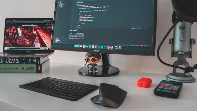 여러 개의 모니터가 있는 트레이딩 작업 공간