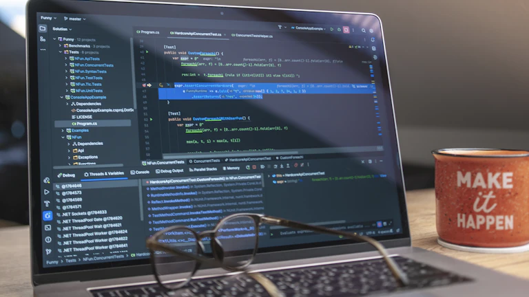 알고리즘 매매 전략 2026년 수익 극대화 과최적화 방지 실제 사례 분석 시장 분석 및 전략 7 복잡한 알고리즘 그래프와 함께 고민하는 투자자