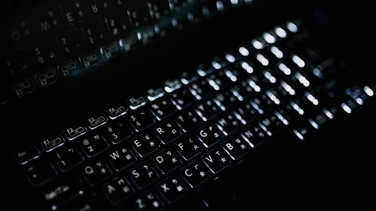 컴퓨터 화면에 복잡한 이진 코드가 흐르는 모습