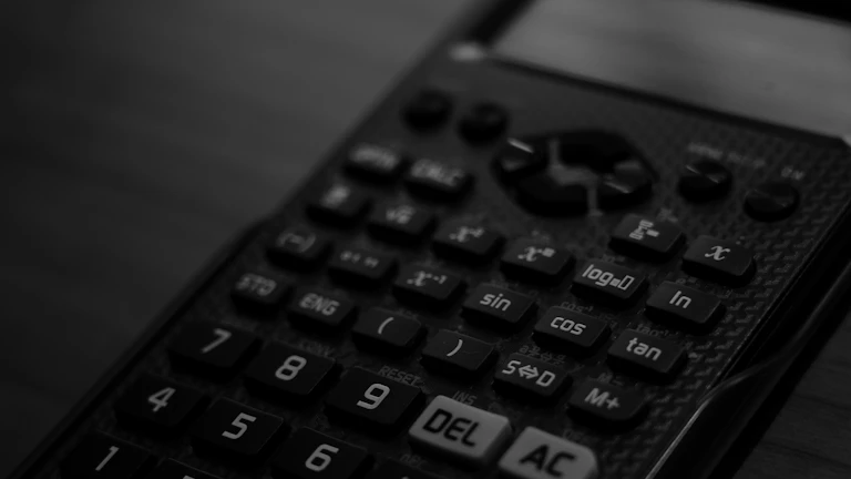 재무 데이터를 계산하는 모습과 함께 표시된 위험 관리 툴