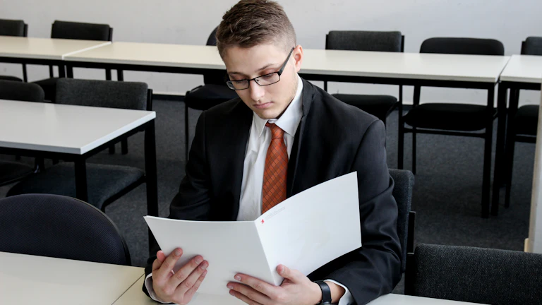 금융 고문이 암호화폐 투자자에게 조언하는 모습
