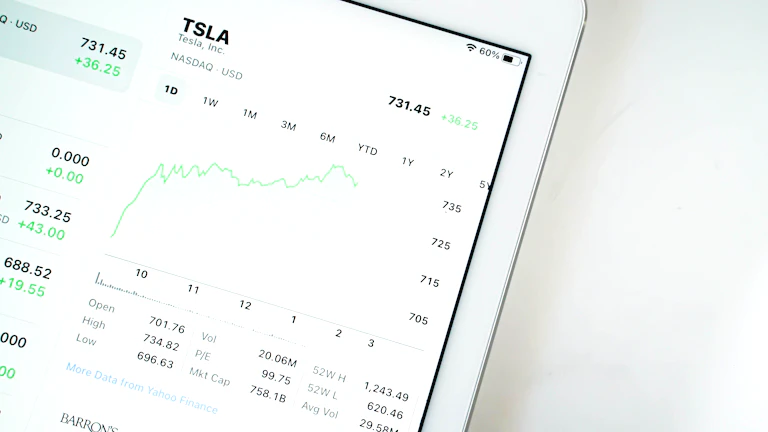 복잡한 금융 차트와 온체인 데이터를 분석하는 화면