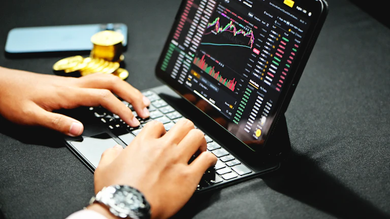 2026년 최저 수수료 프롭 트레이딩 업체 BEST 3 퀀트 및 자동매매 9 2026년 프롭 트레이딩 수익 분석과 수수료 계산을 진행하는 모습