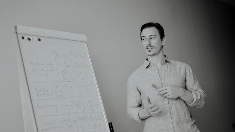 금융 데이터를 분석하는 모습