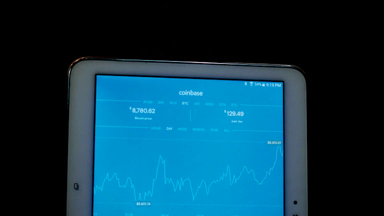 태블릿으로 금융 데이터를 분석하는 모습
