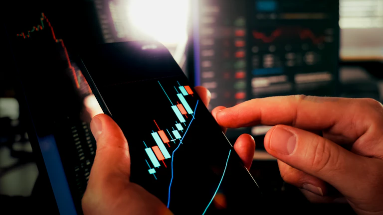 하락 추세를 보이는 금융 데이터 차트