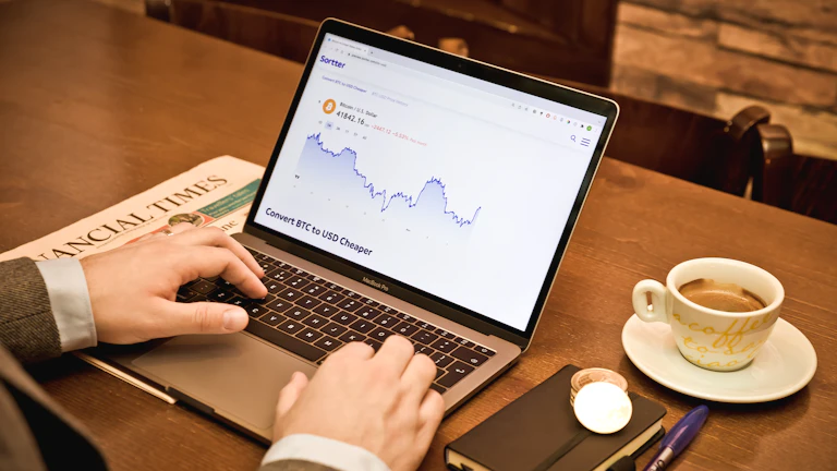 태블릿 PC에 표시된 복잡한 금융 데이터 차트