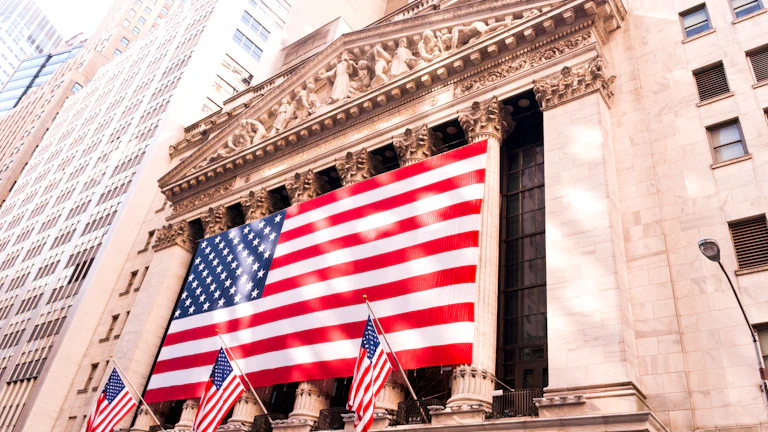 델타중립전략 활용 무위험 수익 내기(2026) 브로커 및 플랫폼 분석 9 2026년 금융 시장의 변동성 그래프와 델타 중립 전략의 안정성 비교