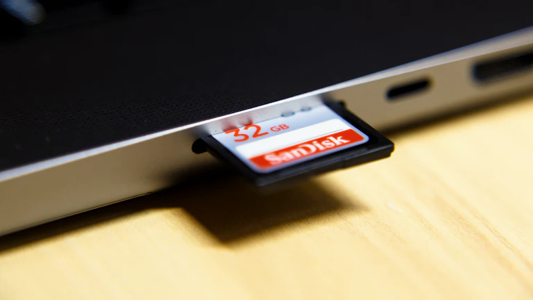 안전하게 보관된 하드웨어 지갑과 보안 잠금장치