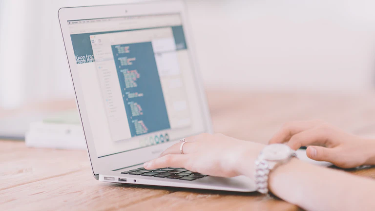 Leibler(KL) 발산, Jensen-Shannon(JS) 발산과 같은 통계적 거리 측정 방법을 활용하여 현재 데이터 분포와 모델 학습 시점의 데이터 분포 간의 차이를 정량적으로 평가할 수 있습니다.