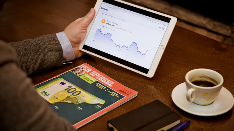 2026년 MT4 24시간 최저가 가상서버 추천 리스크 관리 및 심리 10 노트북 화면에 복잡한 금융 차트가 표시된 모습