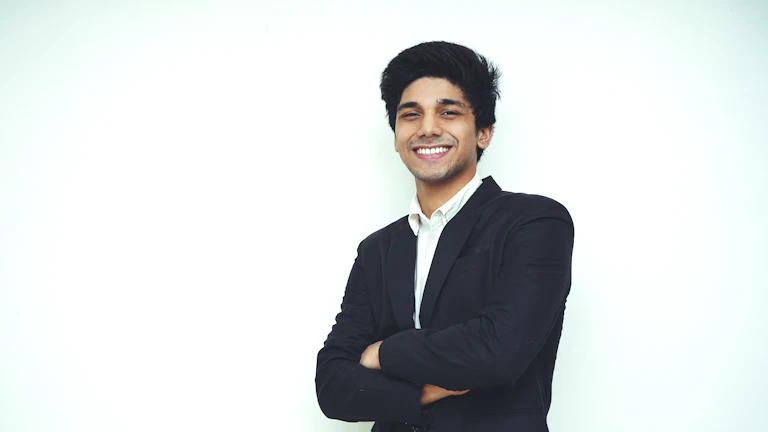 주식 시장 차트를 보고 있는 남자