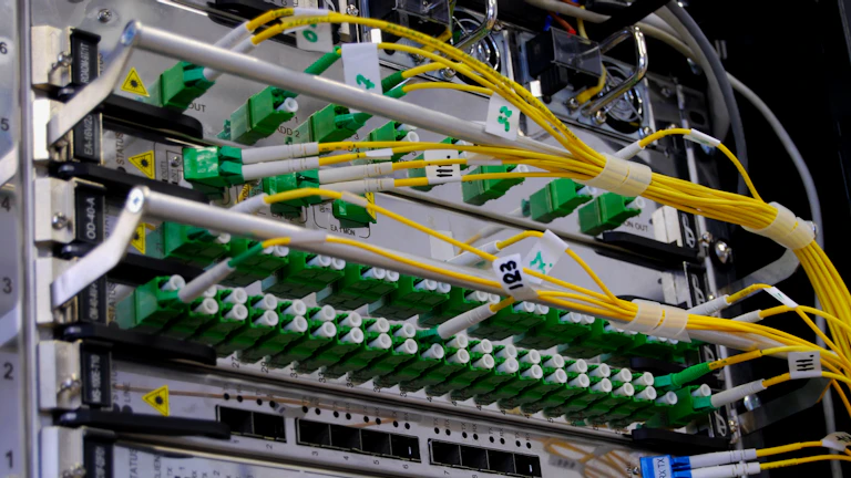 2026년 초저지연 서버 구축 최적화 노하우 브로커 및 플랫폼 분석 10 복잡하게 연결된 네트워크 케이블과 서버
