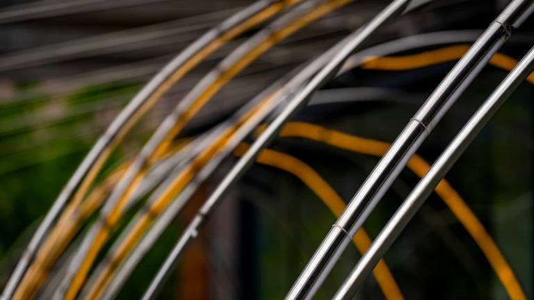 복잡하게 얽힌 서버 랙의 네트워크 케이블 클로즈업