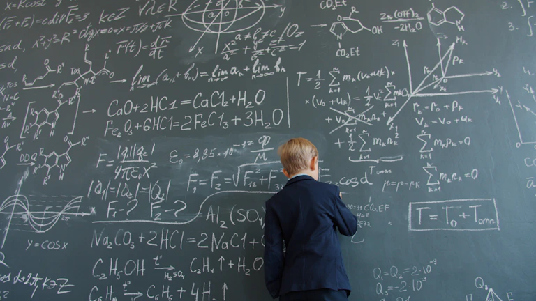 여러 화면으로 데이터를 분석하는 사람