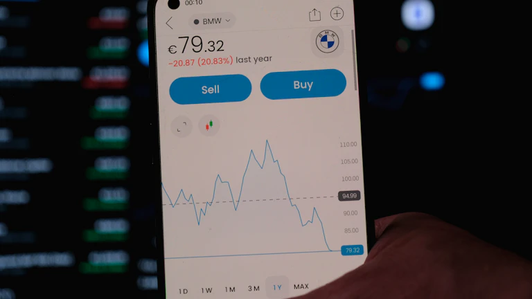 트레이딩 차트를 분석하고 있는 사람의 모습