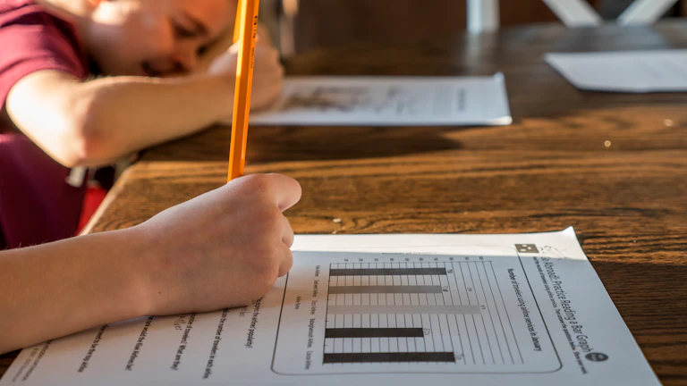 해외주식 양도세 신고 방법 및 절세 전략 2026년 퀀트 및 자동매매 9 세금 신고서를 작성하고 있는 사람