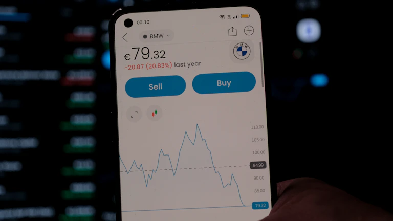 거래 차트를 모니터링하는 사람