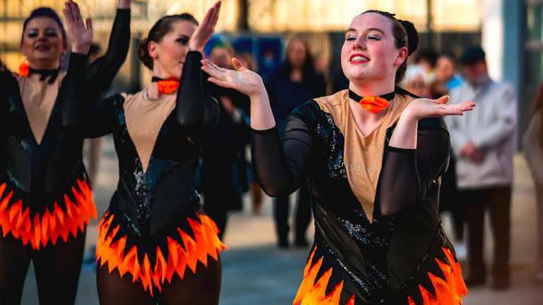 노트북으로 은행 계좌를 개설하는 사람