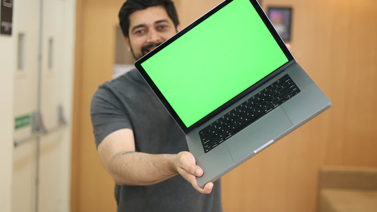 노트북으로 해외선물 HTS를 설정하는 투자자